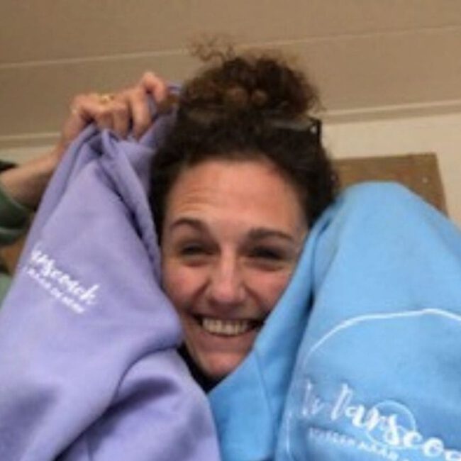 Ik houd mijn nieuwe hoodies omhoog van De Danscoach - bewegen naar de kern. Amsterdam